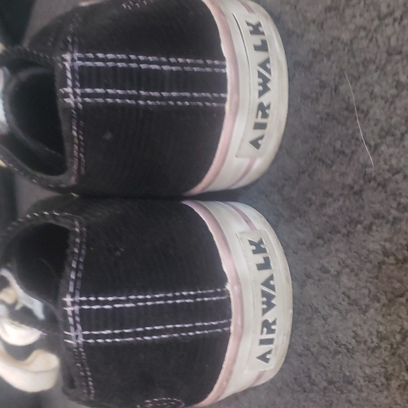 Airwalk black corduroy with lavender lace eyeholes and accents size 8.5 - Picture 3 of 12